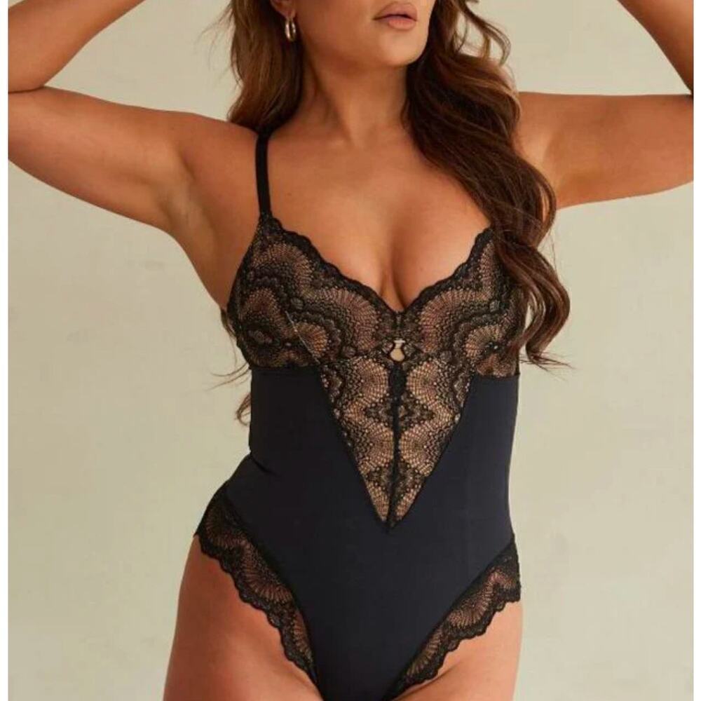Pinsy Black Sculpting Lace Shapewear Bodysuit Plus Size 1X NWT